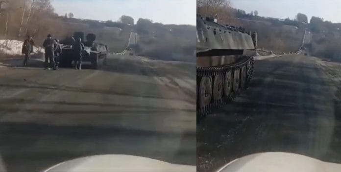 The Russian tank oil ran out, so the Ukrainian driver jokingly asked – should I pull it out and drop it home? watch video The Russian tank oil ran out, so the Ukrainian driver jokingly asked – should I pull it out and drop it home? watch video