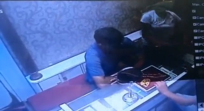 Father and daughter threw chilli in the eyes of the jwellers to rob the gold chain in Ghaziabad Father and daughter threw chilli in the eyes of the jwellers to rob the gold chain in Ghaziabad