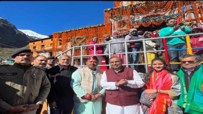 Picsart_22-10-13_12-06-04-159_11zon Mukesh Ambani did Badrinath Darshan, gave 5 crore rupees to Badrinath Kedarnath temple