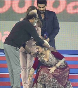 8 Bollywood stars who do not hesitate to touch the feet of elders even after earning immense wealth