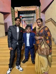 This actor of short stature rules the cinema world, married a girl twice as tall as himself