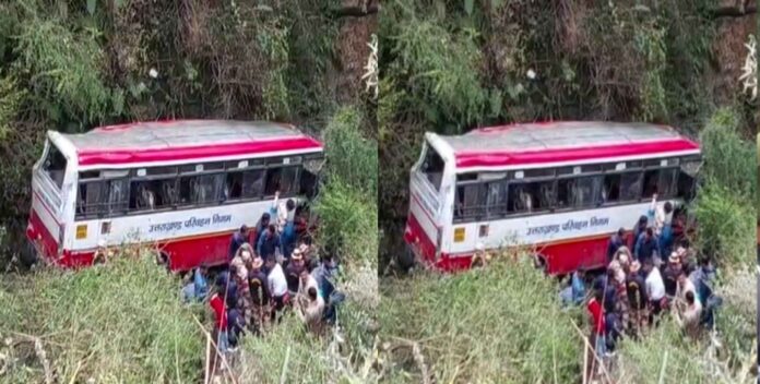 Bus driver was eating dilbag in moving bus, did not stop even after people agreed, accident happened Bus driver was eating dilbag in moving bus, did not stop even after people agreed, accident happened