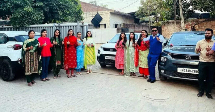 IMG-20231108-WA0050 The owner gave a car to his employees as a gift on Diwali, the office boy also got a Tata SUV