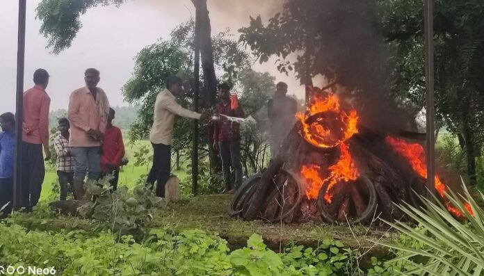 Jhalawar school accident: Last rites of girl performed by using old tyres Jhalawar school accident: Last rites of girl performed by using old tyres